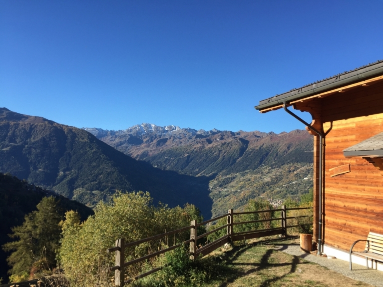 Vue du chalet dans la direction de Mase dans le Val d Hérens